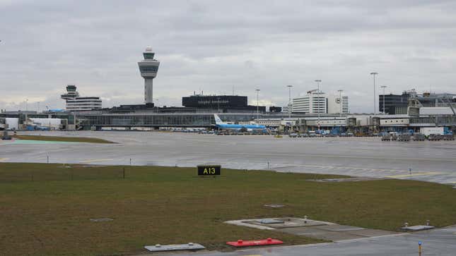 アムステルダムスキポール空港はプライベートジェットを禁止したいというタイトルの記事の画像